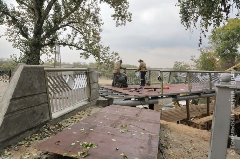Работы по возведению пешеходного моста от улицы Пушкина идут полным ходом (фото, видео)