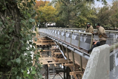 Работы по возведению пешеходного моста от улицы Пушкина идут полным ходом (фото, видео)