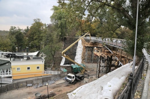 Работы по возведению пешеходного моста от улицы Пушкина идут полным ходом (фото, видео)