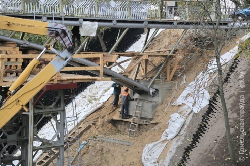 Работы по возведению пешеходного моста от улицы Пушкина идут полным ходом (фото, видео)
