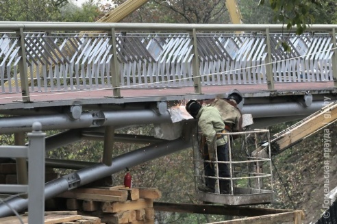 Работы по возведению пешеходного моста от улицы Пушкина идут полным ходом (фото, видео)