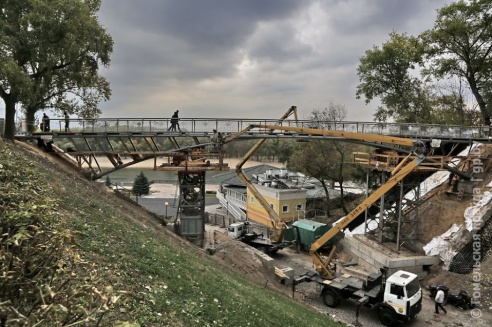 Работы по возведению пешеходного моста от улицы Пушкина идут полным ходом (фото, видео)