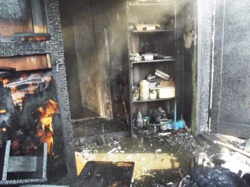 Гарэў дом на Маладзечаншчыне, папярэдняя прычына – складванне рэчаў каля печы