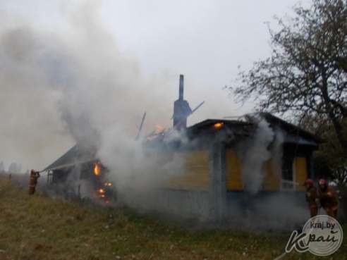 Из-за перекала печи в Вилейском районе 23 октября сгорел жилой дом, принадлежавший минчанам (ФОТО)