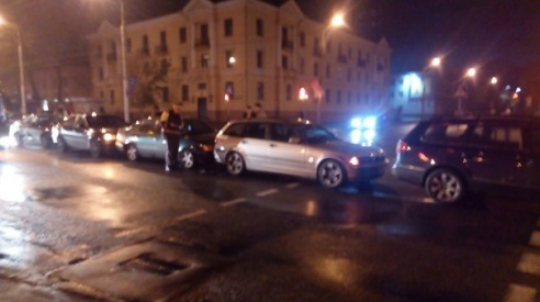 Фотофакт: «паровозик» из пяти машин собрался на пересечении улиц Гагарина и Интернациональная