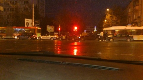 Фотофакт: «паровозик» из пяти машин собрался на пересечении улиц Гагарина и Интернациональная