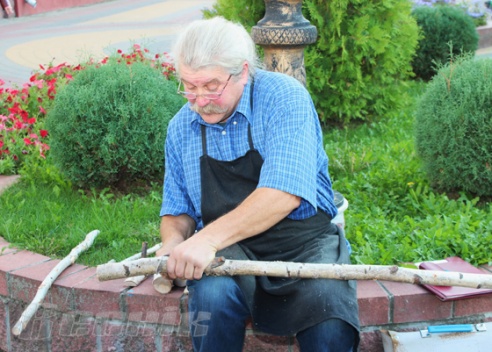 Этой осенью у кобринчан была возможность получить мастер-класс по резьбе от Владимира Чиквина