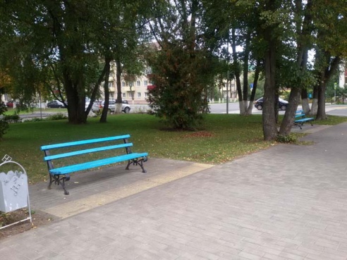 Здесь должны быть лавочки. Или нет?