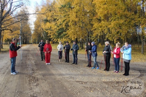 Инструктор из Молодечно провел для вилейчан мастер-класс по скандинавской ходьбе (ФОТО)