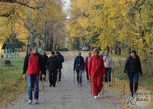 Инструктор из Молодечно провел для вилейчан мастер-класс по скандинавской ходьбе (ФОТО)