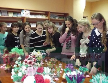 В Костюковичской центральной районной библиотеке имени И.Чигринова работает выставка «Умелые руки не знают скуки» (+ фото)