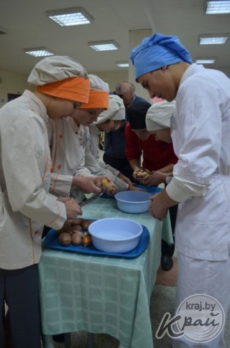 «Чайханщики» и «шынкары» соревновались в приготовлении драников в Вилейке (ФОТО)