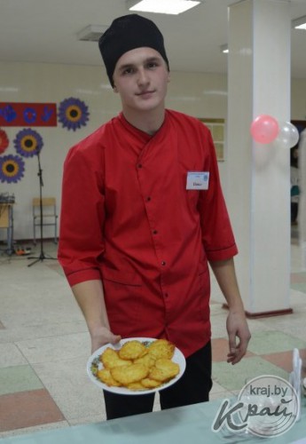 «Чайханщики» и «шынкары» соревновались в приготовлении драников в Вилейке (ФОТО)