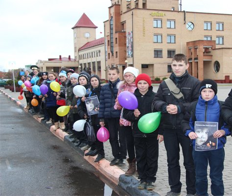 В Дрибине в память о погибших в ДТП зажгли 23 свечи и запустили в небо 23 воздушных шара