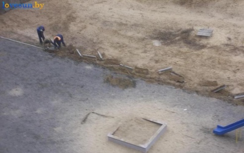 На улице Шоссейная убирают детскую площадку