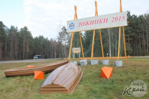 Гигантская соломенная гусеница. Перед «Дожинками» на подъездах к Вилейке установили чучела и скульптуры