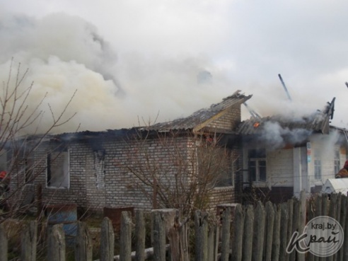 На Вилейщине у пенсионерки сгорели дом, гараж и автомобиль. Причина пожара выясняется (ФОТО)