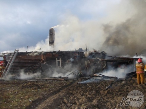 На Вилейщине у пенсионерки сгорели дом, гараж и автомобиль. Причина пожара выясняется (ФОТО)