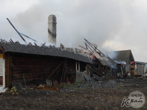 На Вилейщине у пенсионерки сгорели дом, гараж и автомобиль. Причина пожара выясняется (ФОТО)