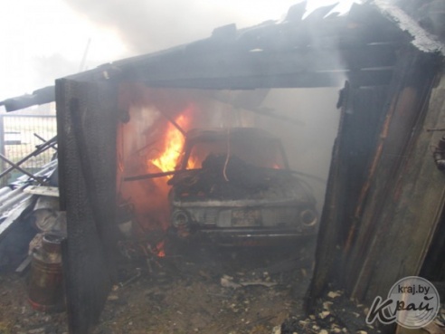 На Вилейщине у пенсионерки сгорели дом, гараж и автомобиль. Причина пожара выясняется (ФОТО)
