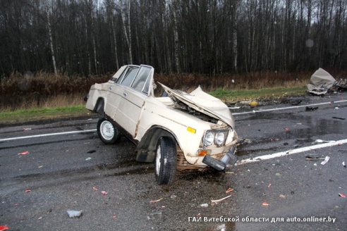 Машину располовинило