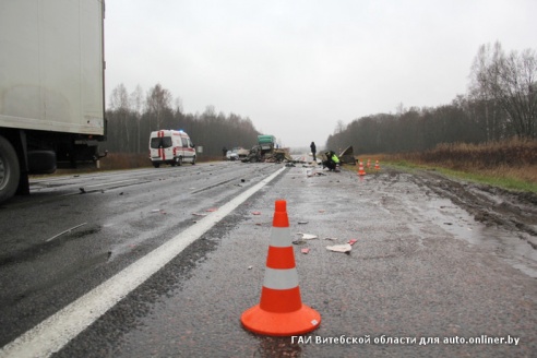 Машину располовинило