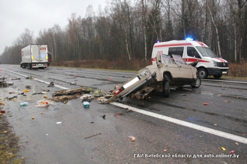 Машину располовинило