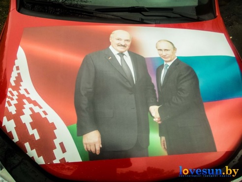 В Светлогорске появился автомобиль с огромными Лукашенко и Путиным