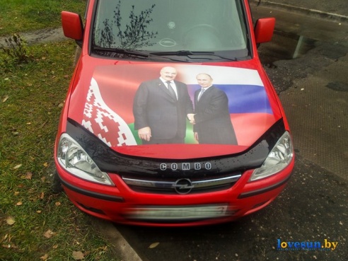 В Светлогорске появился автомобиль с огромными Лукашенко и Путиным