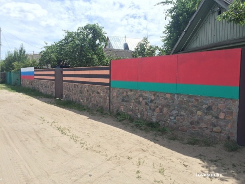 В Светлогорске появился автомобиль с огромными Лукашенко и Путиным