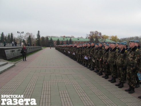 Дембелей-десантников провожали на гражданку в Брестской крепости