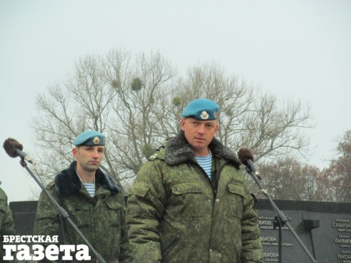 Дембелей-десантников провожали на гражданку в Брестской крепости
