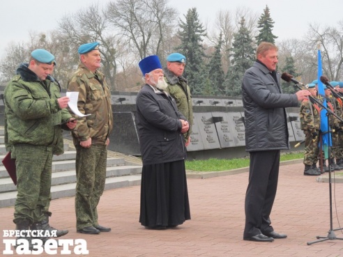 Дембелей-десантников провожали на гражданку в Брестской крепости