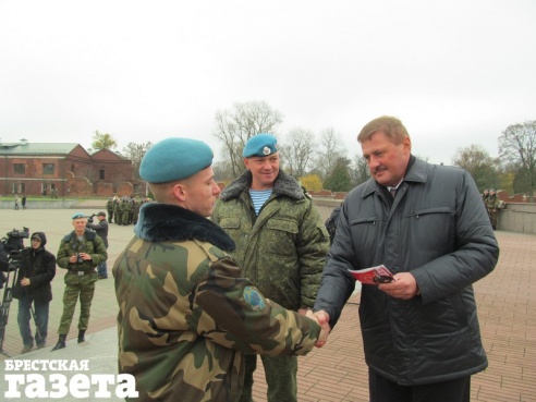 Дембелей-десантников провожали на гражданку в Брестской крепости