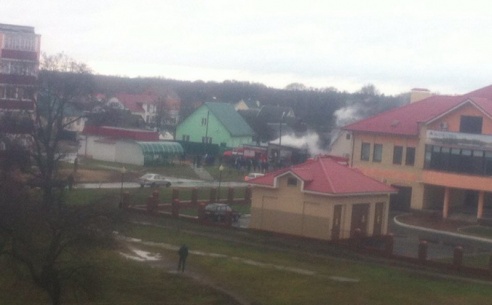Фотофакт: напротив магазина "Славянка" в Светлогорске открытым пламенем горел гараж