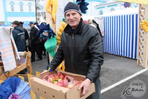 На областных «Дожинках» в Вилейке раскупали колбасу, яблоки и постельное белье (ФОТО)