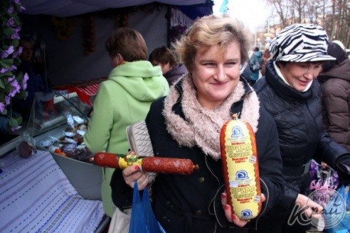 На областных «Дожинках» в Вилейке раскупали колбасу, яблоки и постельное белье (ФОТО)