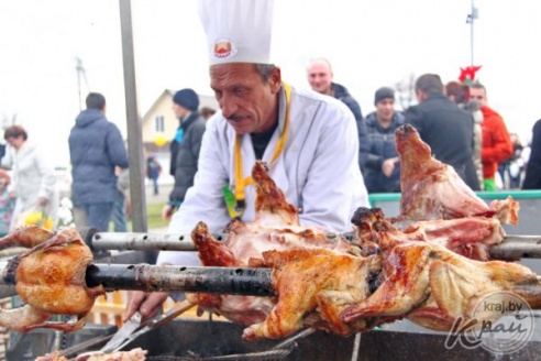 На областных «Дожинках» в Вилейке раскупали колбасу, яблоки и постельное белье (ФОТО)