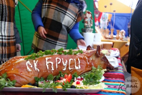 На областных «Дожинках» в Вилейке раскупали колбасу, яблоки и постельное белье (ФОТО)