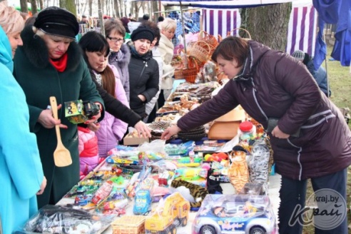 На областных «Дожинках» в Вилейке раскупали колбасу, яблоки и постельное белье (ФОТО)
