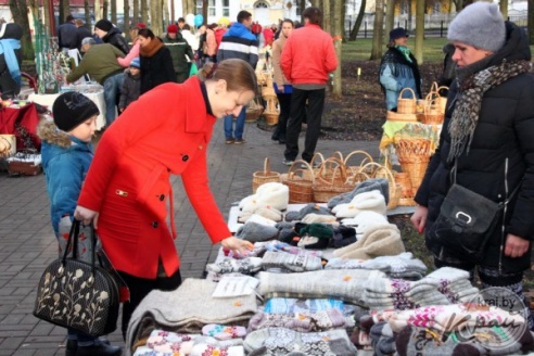 На областных «Дожинках» в Вилейке раскупали колбасу, яблоки и постельное белье (ФОТО)