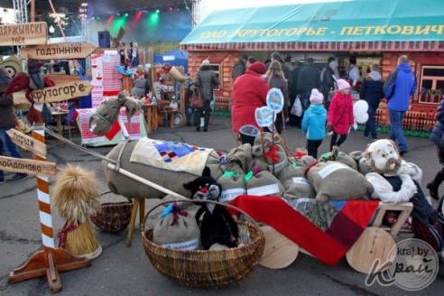 На областных «Дожинках» в Вилейке раскупали колбасу, яблоки и постельное белье (ФОТО)