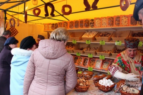 На областных «Дожинках» в Вилейке раскупали колбасу, яблоки и постельное белье (ФОТО)