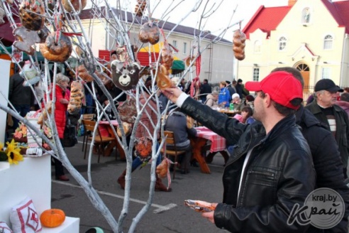 На областных «Дожинках» в Вилейке раскупали колбасу, яблоки и постельное белье (ФОТО)