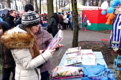 На областных «Дожинках» в Вилейке раскупали колбасу, яблоки и постельное белье (ФОТО)
