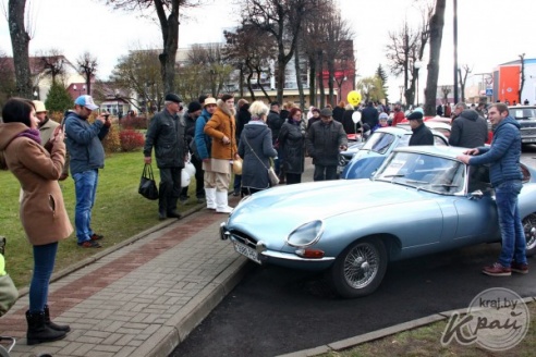 ФОТОФАКТ: Выставка ретроавтомобилей в Вилейке на "Дожинках"