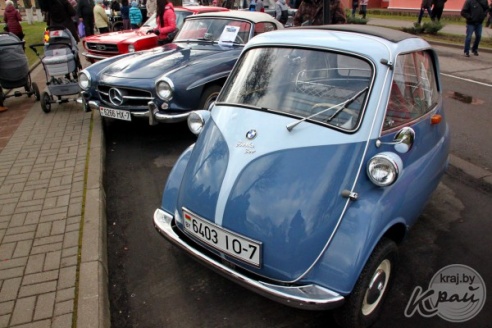 ФОТОФАКТ: Выставка ретроавтомобилей в Вилейке на "Дожинках"