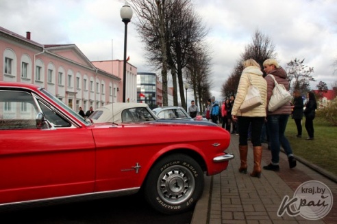 ФОТОФАКТ: Выставка ретроавтомобилей в Вилейке на "Дожинках"