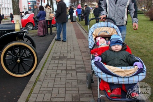 ФОТОФАКТ: Выставка ретроавтомобилей в Вилейке на "Дожинках"