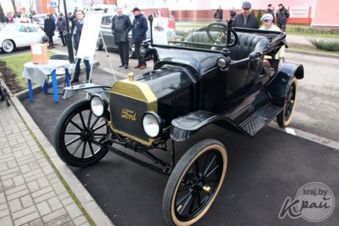 ФОТОФАКТ: Выставка ретроавтомобилей в Вилейке на "Дожинках"
